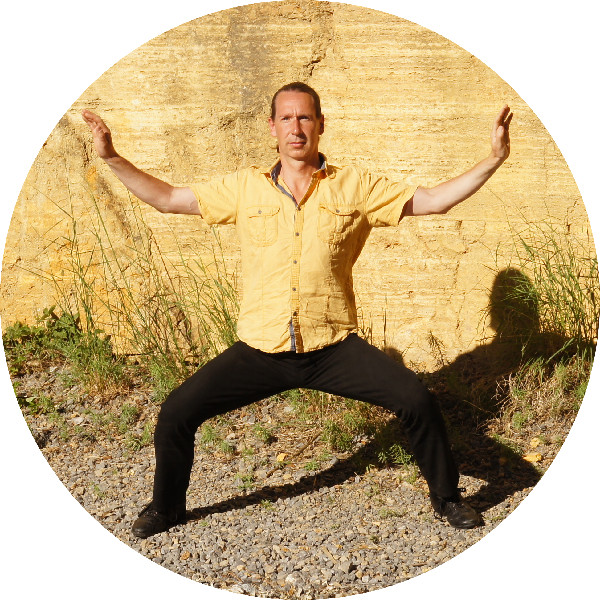 Breite Reiterstellung im Qigong  -  (Bildquelle: Steffen Michel) Breite Reiterstellung im Qigong  -  (Bildquelle: Steffen Michel)